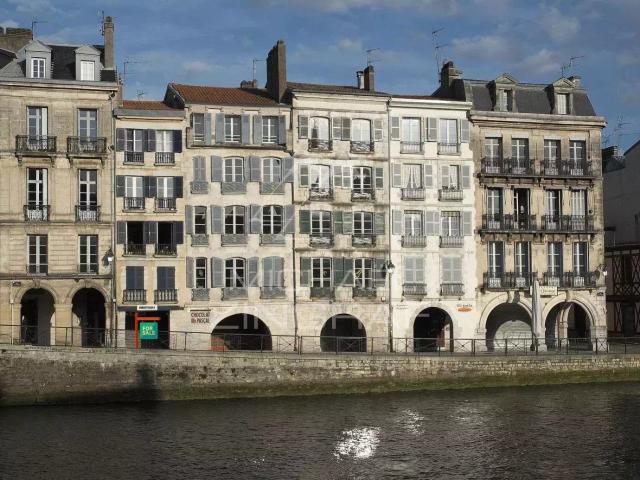 Bel immeuble de rapport avec murs commerciaux en plein centr. 259m² Bayonne