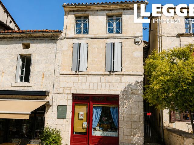 Bel immeuble en pierre offrant un local commercial en rez de chaussée et un appartement T3 entièrement rénové