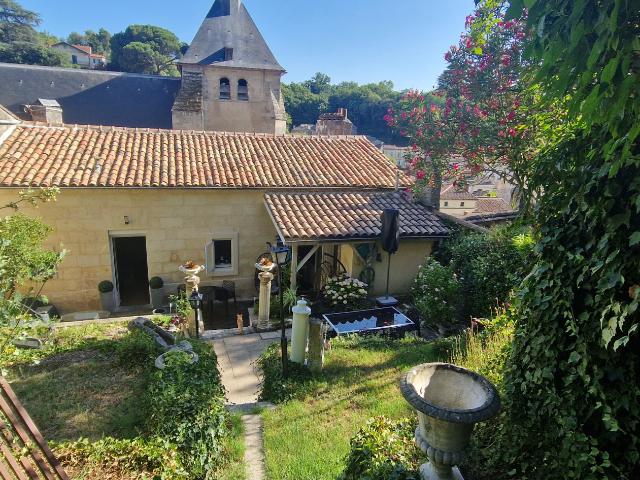Bel immeuble en pierre avec 5 appartements, jardin et caves Lormont Centre