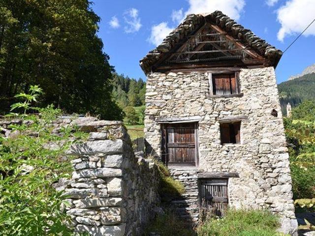 Bel rustico di 3 piani con vista spettacolare / 3 geschossiges Rustico zum Ausbauen an sehr sonniger, ruhiger Aussichtslage