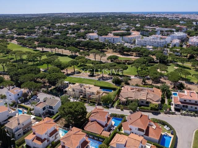 Bela moradia com piscina aquecida à venda em Vilamoura, numa. 120m² Loulé São Sebastião