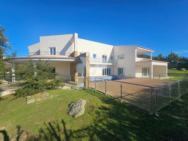 Belas Clube Campo. Moradia T4. Garagem. Jardim. Piscina