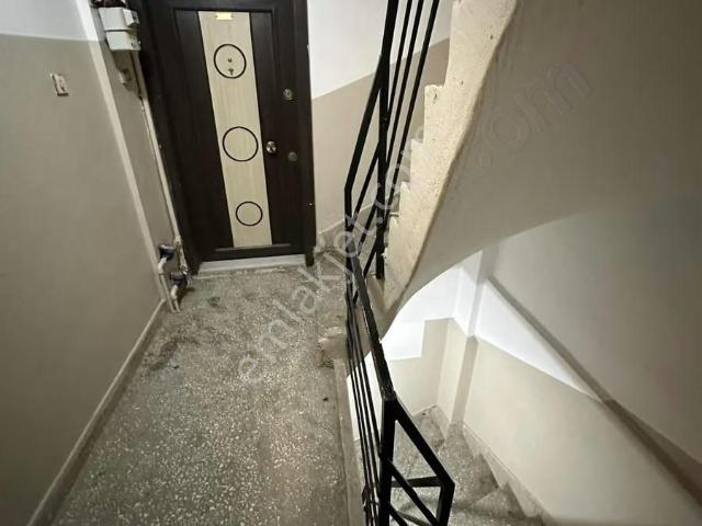 Belediyenin Arka Sokağında 2+1 Eşyalı Satılık Ara Kat