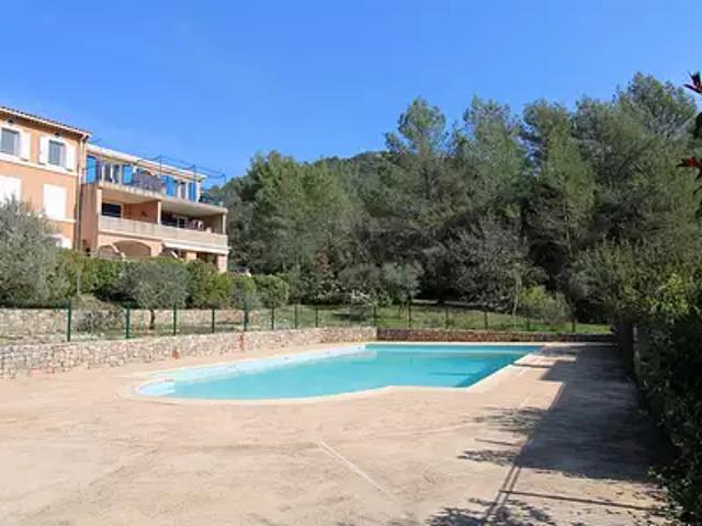 Belgentier 83210 Location appartement 3 pièces t3 piscine terrasse