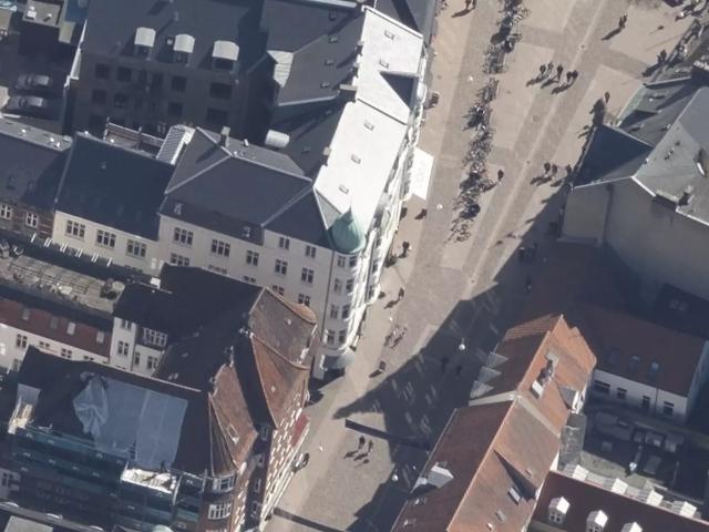 Beliggende på en af Aarhus’ mest ikoniske pladser midt i hjertet af byen, lige ved Domkirken og Strøget