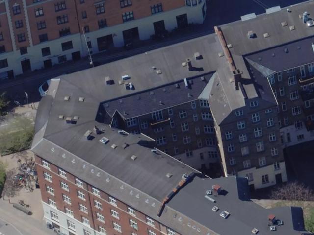 Beliggende på Reykjaviksgade tæt på bryggen, med en strøm af gående/cyklende der skal til og fra indre København