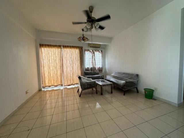 Belimbing Heights, Seri Kembangan Huge Balcony facing parking lot