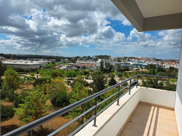 Belíssimo Apartamento T1, sito na Qta do bom Retiro