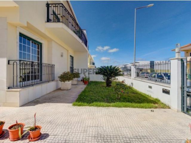 Belíssima Moradia Independente de Tipologia T5, com piscina, bem localizada, inserida numa zona de Moradias