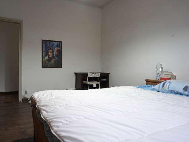 Bella camera in affitto in appartamento con 3 camere da letto, Crescenzago