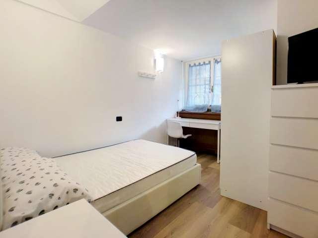 Bella camera in affitto in appartamento con 8 camere da letto in Centro