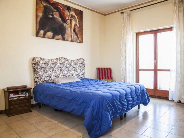 Bella stanza in affitto in casa con 8 camere da letto, Cinecittà, Roma