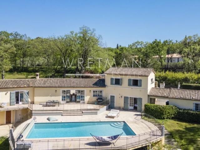 Belle villa avec grand plat jardin et piscine Châteauneuf