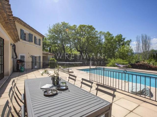 Belle villa avec grand plat jardin et piscine Chateauneuf