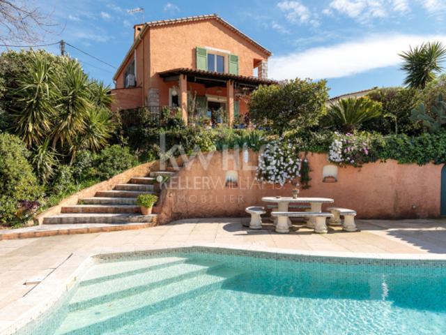 belle villa avec piscine sans vis a vis en position dominante a