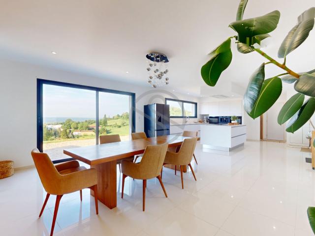 Belle villa contemporaine avec magnifique vue !