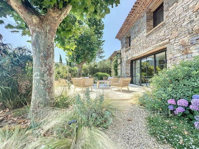 belle villa contemporaine avec superbe prestations et belle vu