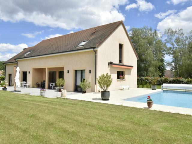 BELLE VILLA CONTEMPORAINE AVEC PISCINE