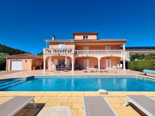 Belle villa de 248 m2 habitables offrant 7 chambres sur un terrain de 2160 m2 avec piscine et vue et en partie constructible