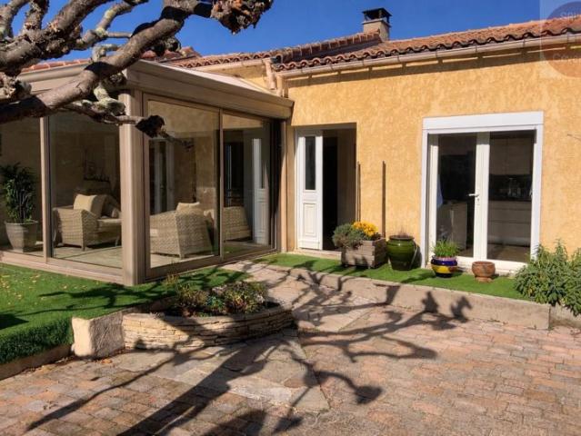 Belle villa de plain pied à l'abri des regards son terrain de 6590m²