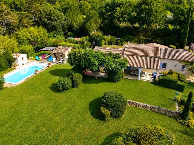 Belle villa de plain pied dans un écrin de verdure