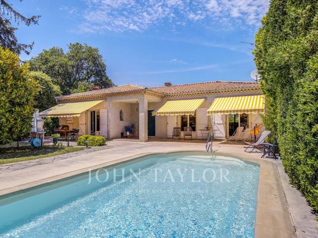 Belle villa familiale à pied du centre du village de Roquefo. 218m² Roquefort les Pins
