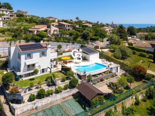 BELLE VILLA FAMILIALE EN POSITION DOMINANTE AVEC PISCINE ET VUE PANORAMIQUE SUR LES COLLINES — SAINT PAUL DE VENCE