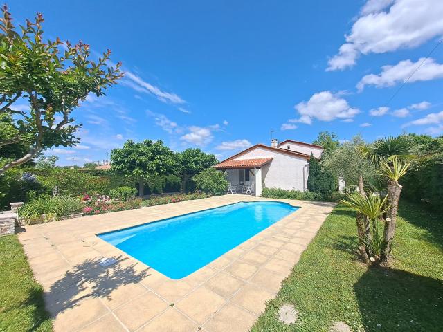 Belle Villa Lumineuse avec Piscine Chauffée et Jardin Fleuri 152m² Condom