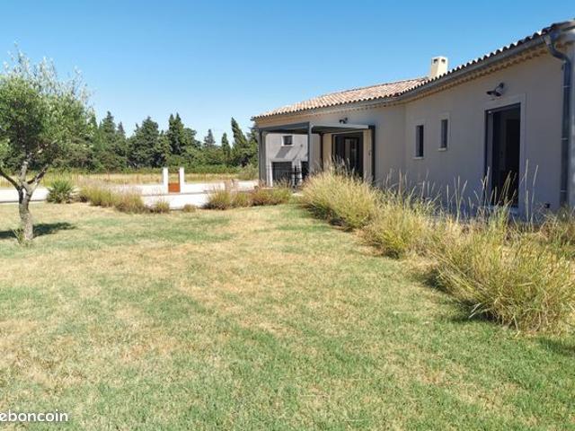 Belle Villa moderne plain pied 125 m² hab sur grand terrain 3.300 m² avec triple garage 75 m² et vue dégagée