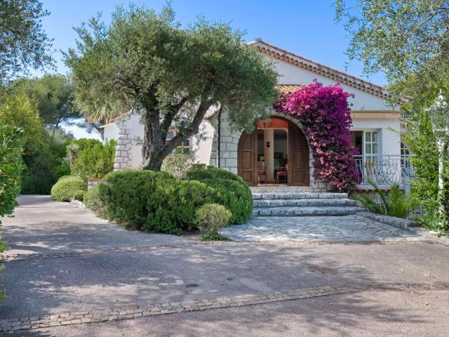Belle villa provençale au coeur d'un domaine à Biot