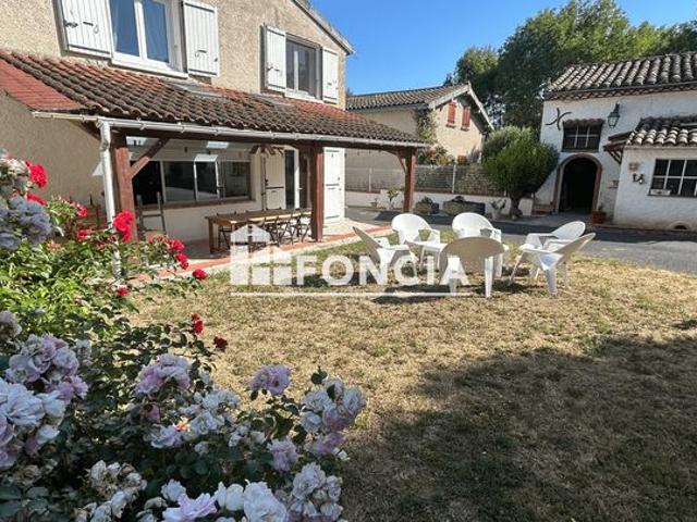 Belle villa rénovée avec piscine sur un terrain arboré de 1 254 m²