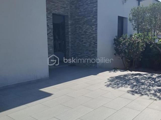 Belle villa sous garantie décennale, offrant 3 chambres, un jardin clôturé et arboré, nichée dans un quartier résidentiel chaleureux et accueillant