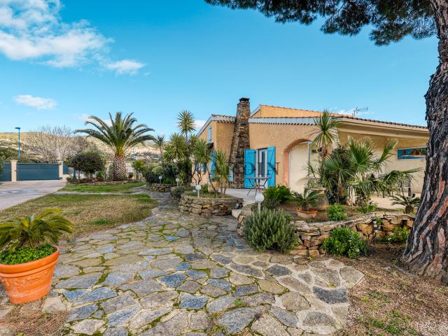 BELLE VILLA SUR UN BEAU ET GRAND TERRAIN PLAT