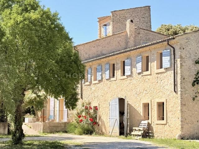 Belle bastide équestre au coeur de la Provence avec 2 gîtes
