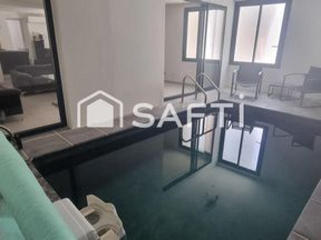 Belle bâtisse avec piscine intérieure et terrasse