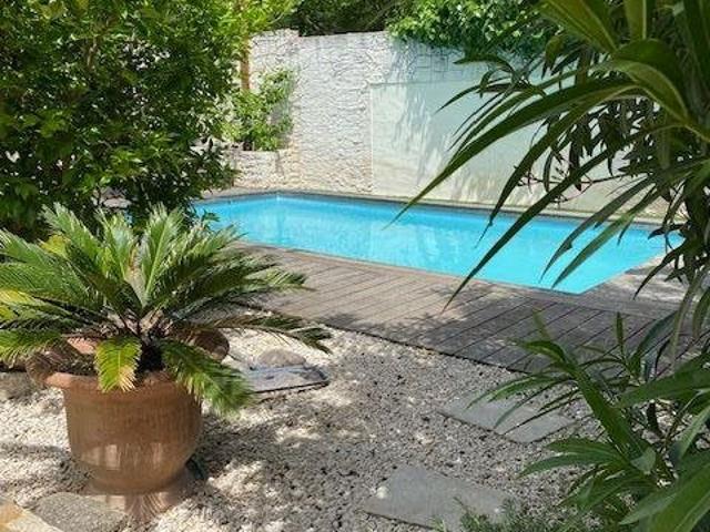 Belle batisse en pierre style loft avec jardin intimiste et. 185m² Paulhan