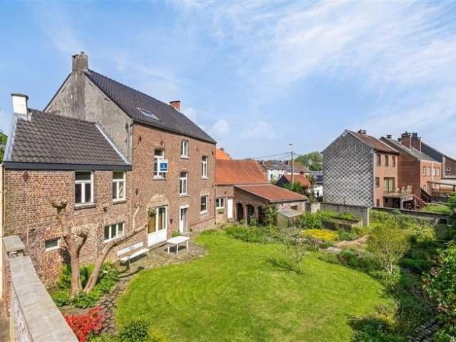 Belle bâtisse pr 2 logements ou prof.lib localisation topiss