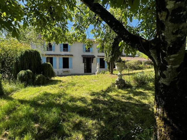Belle Charentaise au calme, 3 chambres, bureau, dépendances