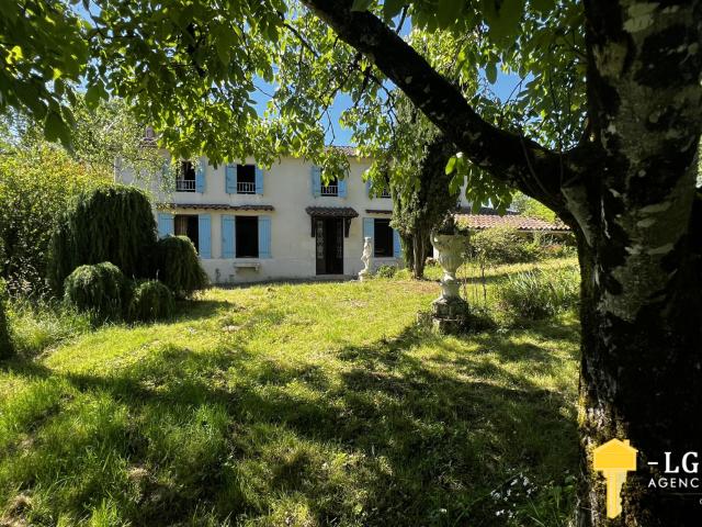 Belle Charentaise au calme, 3 chambres, bureau, dépendances, jardin 2456m2 proche Mirambeau