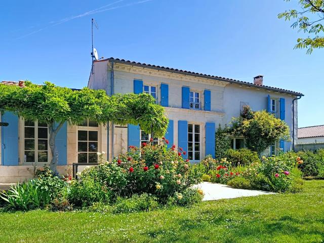Belle Charentaise avec Piscine, Vie de plain pied et Environnement Privilégié à Foncouverte