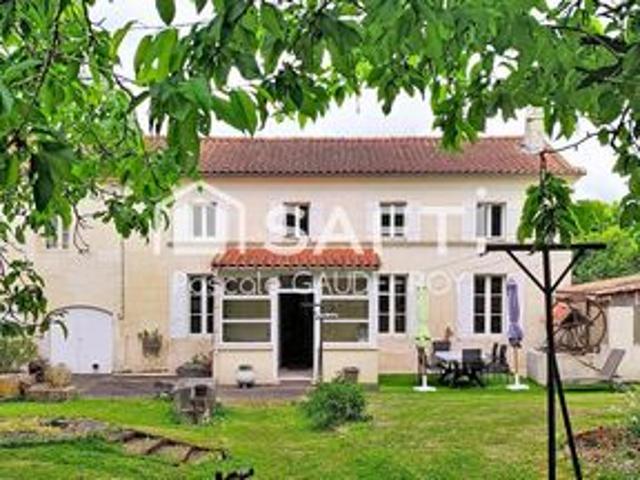Belle charentaise de 198 m², aux portes de Pons !