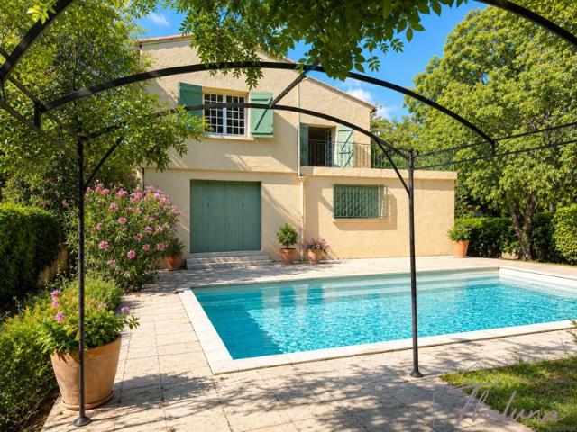Belle Construction Traditionnelle de 348 m2 avec piscine. Qu