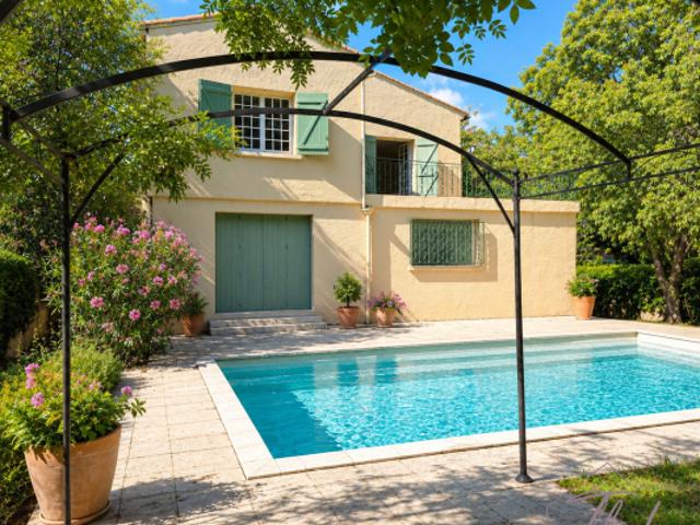 Belle Construction Traditionnelle de 348 m2 avec piscine. Qu