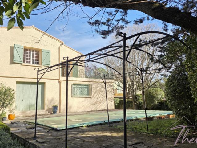 Belle Construction Traditionnelle de 348 m2 avec piscine. Qu