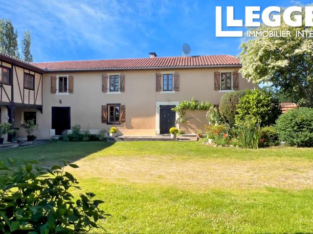 GRANDE BELLE MAISON / DEPENDENCES /3 CHB 3SDB /VASTE APT 1 CHB /VUE PYRENEES /JARDIN/BOIS /TRIE SUR BAISE