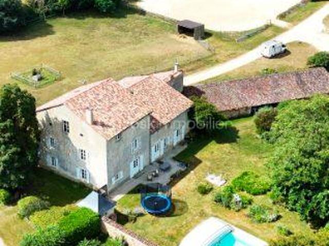 Belle demeure avec cachet datant de 1800 avec Ecuries et piscine