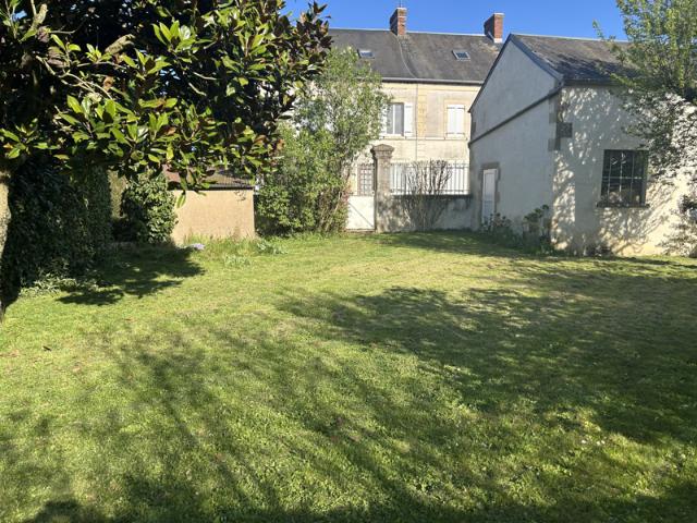 BELLE DEMEURE CENTRE VILLE PREMERY JARDIN AU CALME