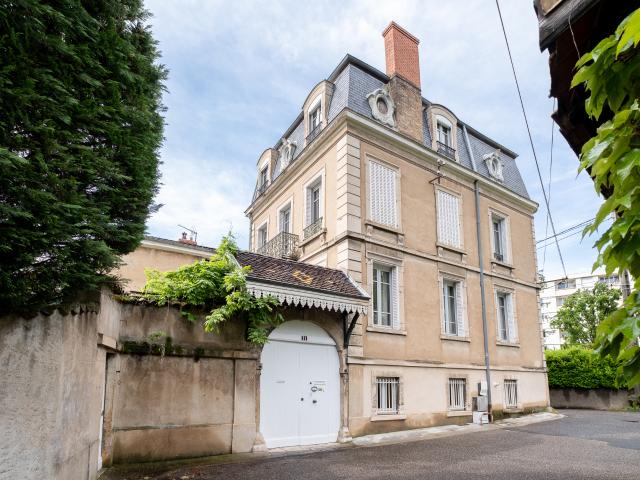 BELLE DEMEURE DU XIXᵉ SIECLE RENOVEE 8 PIECES 250 M2 CALUIRE ET CUIRE