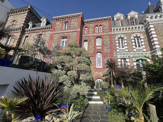 Belle demeure de caractère, terrasse et garage