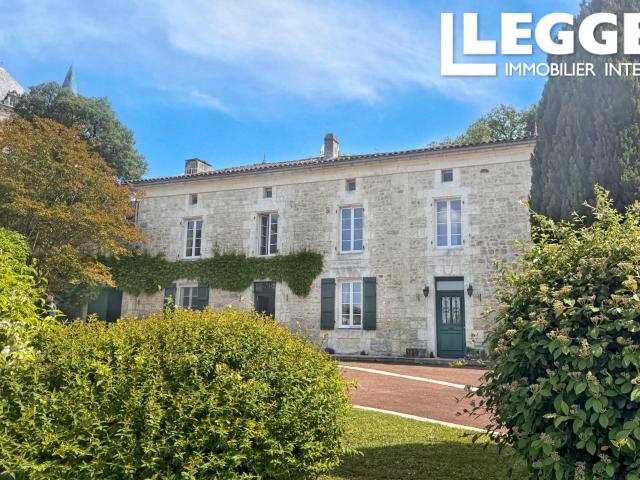 Belle demeure de caractère au pied du Château de Rochandry avec dépendances et jardins